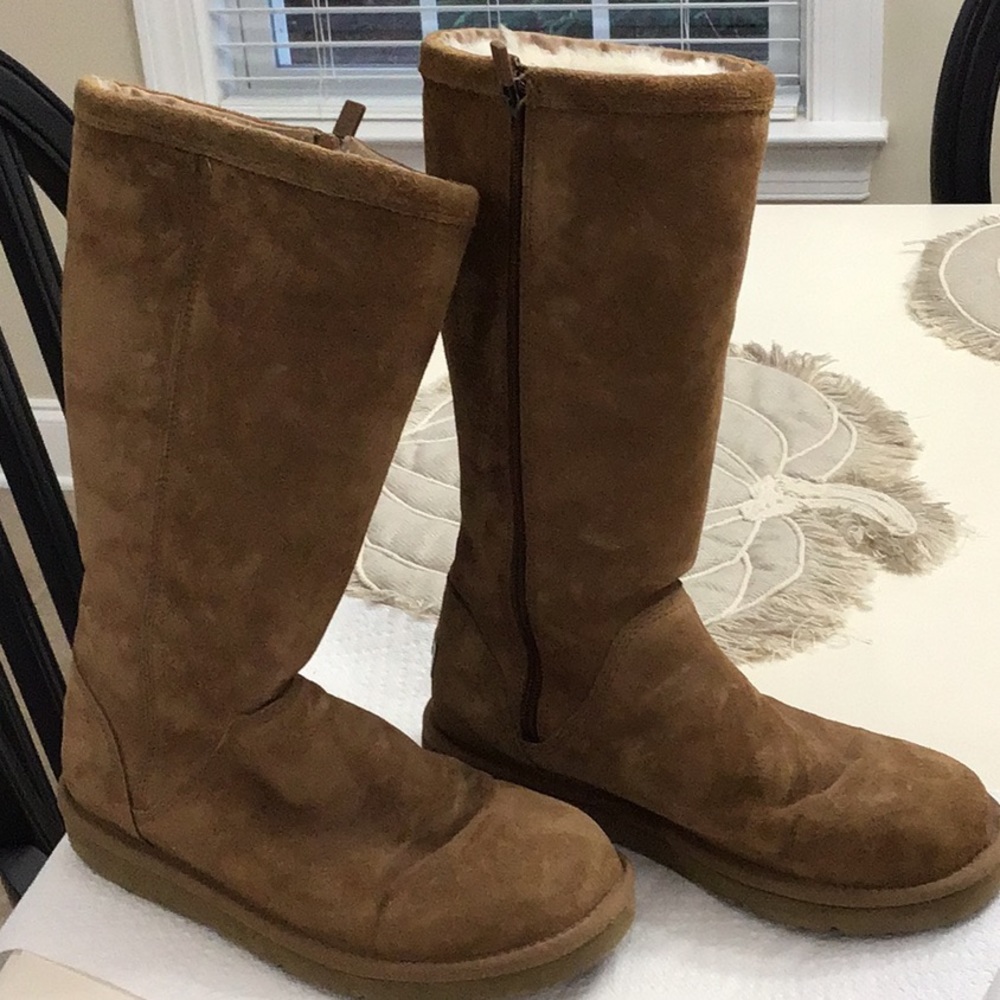 UGG suede leather boot. Below the knee. Size 8